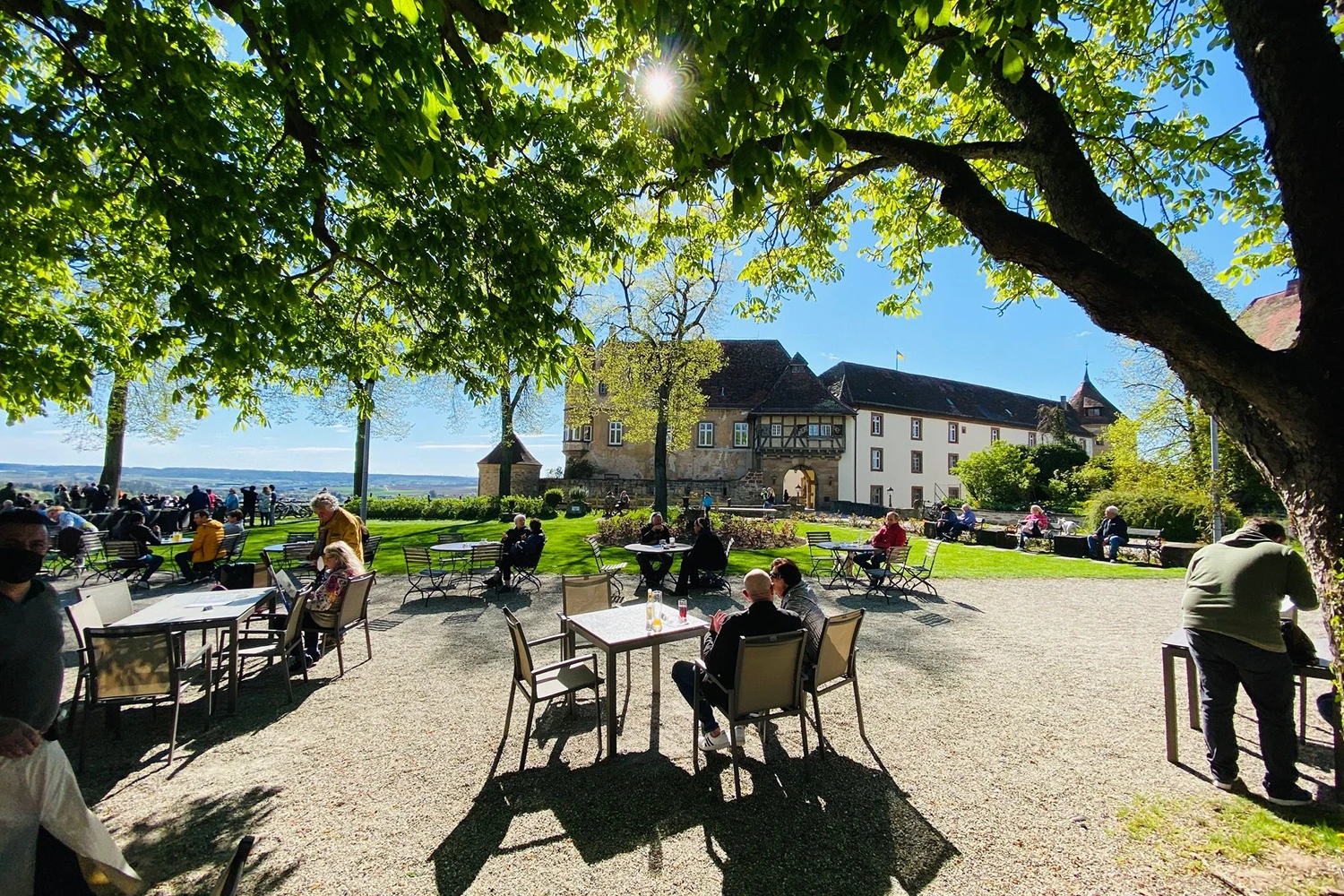 Biergarten und Schirmbar auf Burg Stettenfels